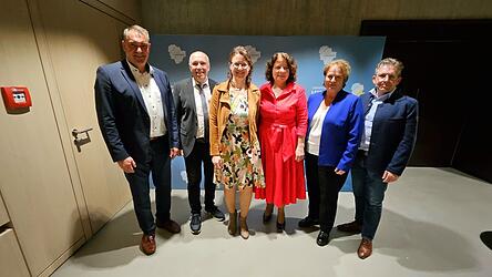 Die Landratskandidaten am Wahlabend im Landratsamt (v.l.): Alfred Holzner (FW), Lorenz Heilmeier (&Ouml;DP), Franziska Schmidt (Gr&uuml;ne), Ruth M&uuml;ller (SPD), Claudia Geilersdorfer (CSU) und Norbert Eglhuber (FDP)