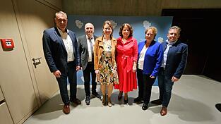 Die Landratskandidaten am Wahlabend im Landratsamt (v.l.): Alfred Holzner (FW), Lorenz Heilmeier (&Ouml;DP), Franziska Schmidt (Gr&uuml;ne), Ruth M&uuml;ller (SPD), Claudia Geilersdorfer (CSU) und Norbert Eglhuber (FDP)