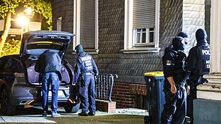 Mit einer gro&szlig;angelegten Razzia geht die Polizei in Nordrhein-Westfalen gegen die Rockergruppe &laquo;Hells Angels&raquo; vor.