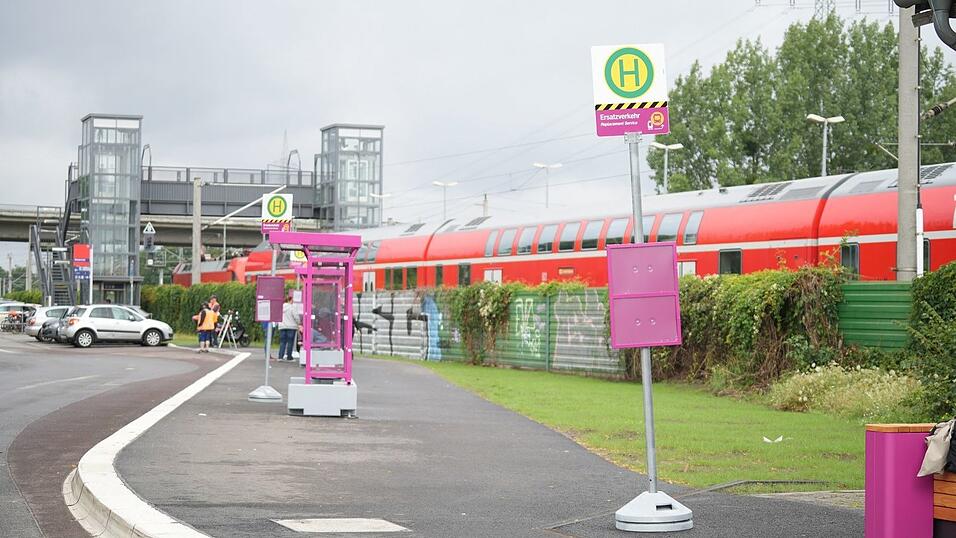 Fahrg&auml;ste im Regionalverkehr mussten w&auml;hrend der Sanierung auf Busse umsteigen. (Archivbild.)