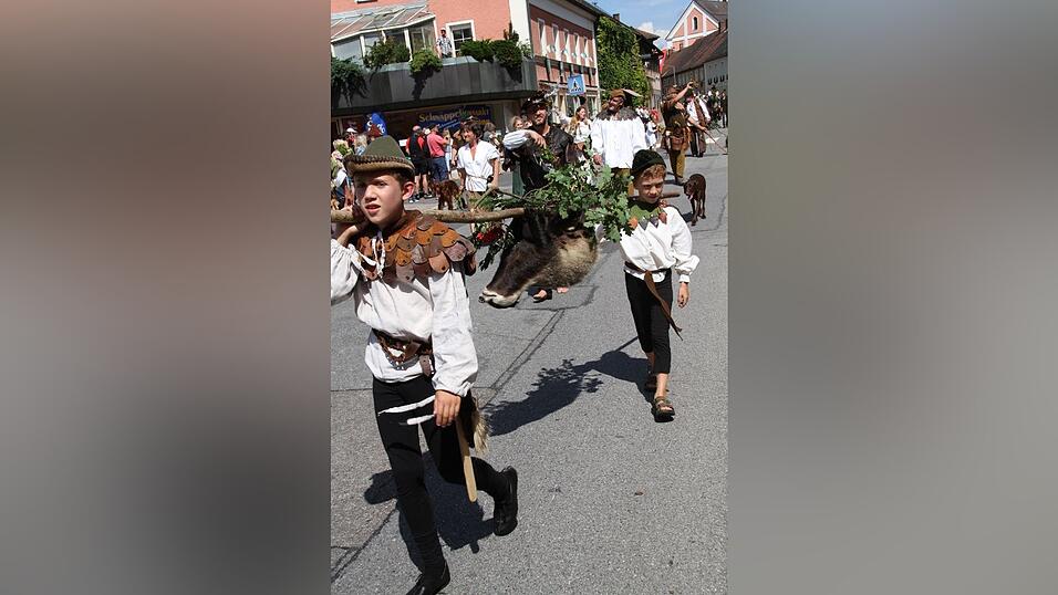Die schönsten Augenblicke des historischen Drachenstich-Festzuges 2016. Die schönsten Augenblicke des historischen Drachenstich-Festzuges 2016.