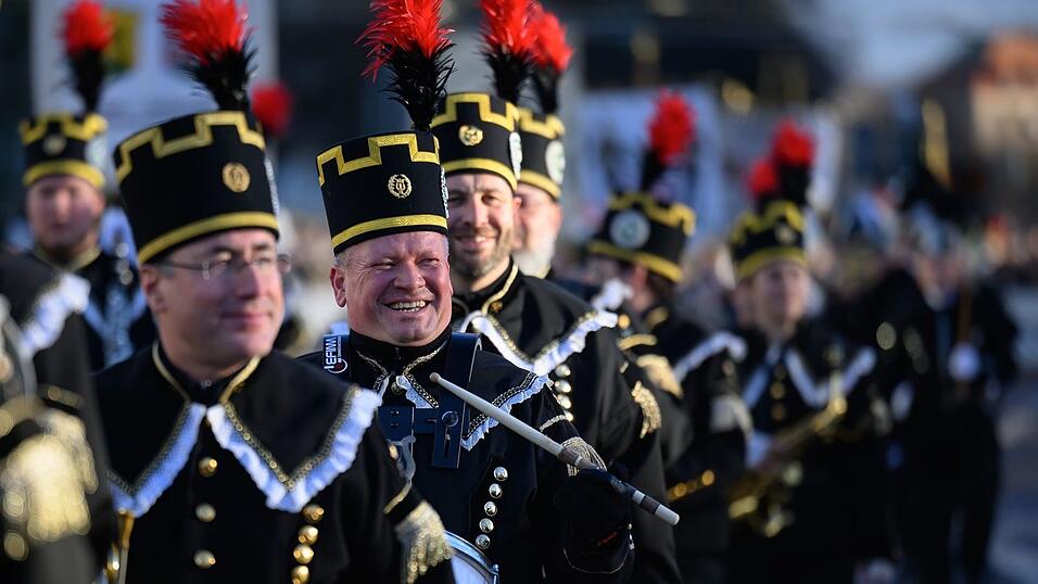 Mehr als 1.000 Teilnehmer einer Bergparade ziehen zum Abschluss des Kulturhauptstadtjahres durch Chemnitz.