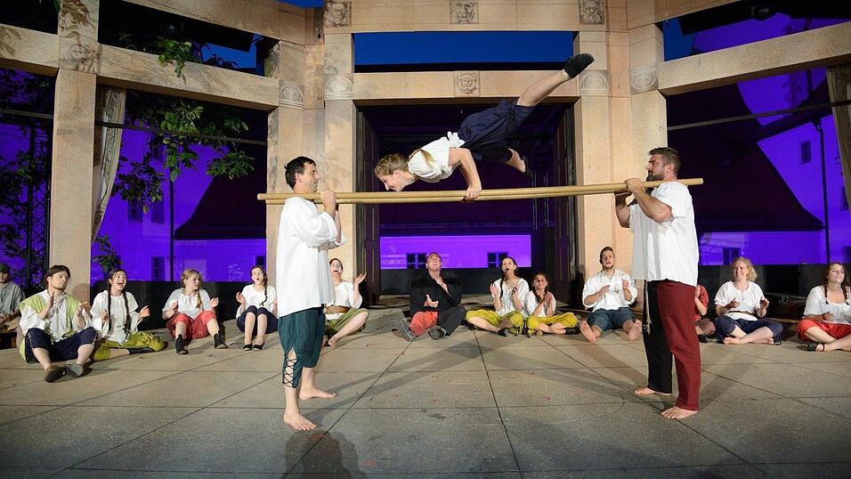 In der Pause hatte die Showtanzgruppe 'Flip Flops' Zeit, ihr ganzes Können zu präsentieren. (Fotos: Ulli Scharrer) In der Pause hatte die Showtanzgruppe 'Flip Flops' Zeit, ihr ganzes Können zu präsentieren. (Fotos: Ulli Scharrer)