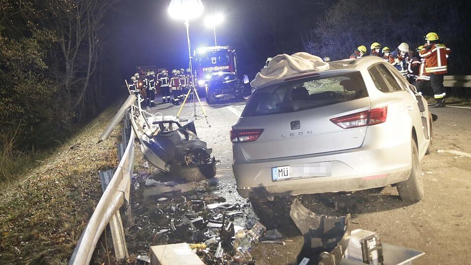 Bei dem Unfall bei Egglkofen wurden mehrere Personen schwer verletzt. Bei dem Unfall bei Egglkofen wurden mehrere Personen schwer verletzt.