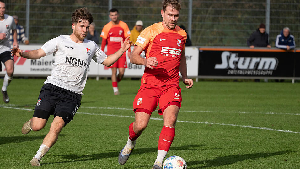 Im Duell mit dem formstarken Club-Nachwuchs kommt es für Hankofen um Tobias Lermer (rot) vor allem auf ein zweikampfstarkes und aggressives Auftreten an. Im Duell mit dem formstarken Club-Nachwuchs kommt es für Hankofen um Tobias Lermer (rot) vor allem auf ein zweikampfstarkes und aggressives Auftreten an.
