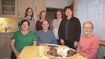 Alfons Eichmeier beging bei bester Gesundheit seinen 85. Geburtstag, hier mit Ehefrau Regina, den drei Töchtern, Schwester Anna sowie Bürgermeisterin Irmgard Sauerer.