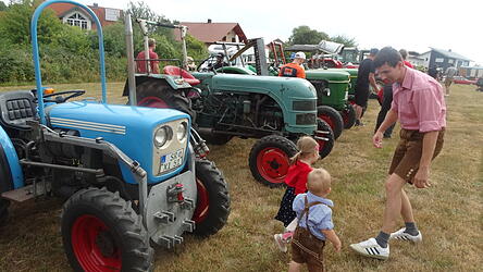 Gerade für die Jüngsten war es eine sichtliche Freude, die alten Fahrzeuge zu bestaunen.