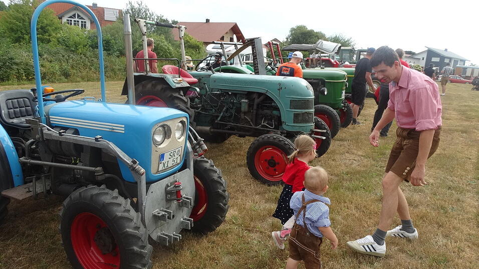 Gerade für die Jüngsten war es eine sichtliche Freude, die alten Fahrzeuge zu bestaunen. Gerade für die Jüngsten war es eine sichtliche Freude, die alten Fahrzeuge zu bestaunen.