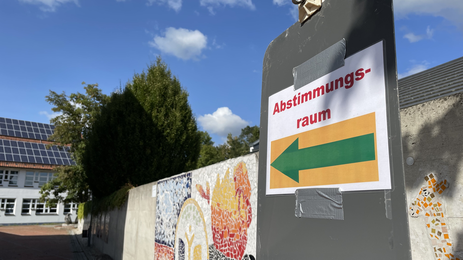 Der grüne Pfeil weist den Weg zum Wahllokal. Besser ist es, denn momentan ist es auf den Straßen im Ort eher ruhig. Schlangen oder Menschenmengen bilden sich jedenfalls bislang nicht. Der grüne Pfeil weist den Weg zum Wahllokal. Besser ist es, denn momentan ist es auf den Straßen im Ort eher ruhig. Schlangen oder Menschenmengen bilden sich jedenfalls bislang nicht.