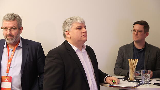 Grünen-Kandidat Stefan Schmidt (Mitte) ist als erster Direktkandidat in der Wahlarena eingetroffen. Grünen-Kandidat Stefan Schmidt (Mitte) ist als erster Direktkandidat in der Wahlarena eingetroffen.