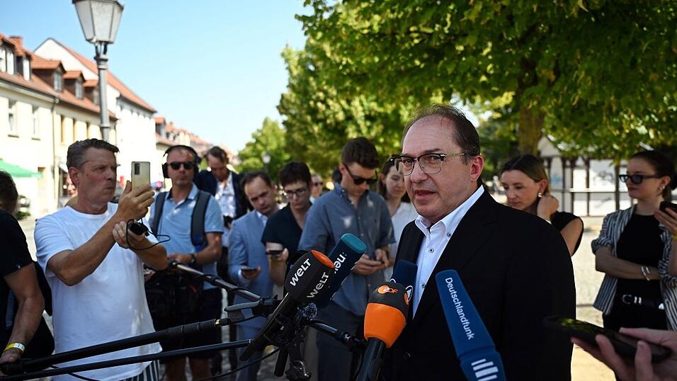Auf die abgeschobenen Afghanen wurde Bundesinnenminister Alexander Dobrindt (CSU) von Journalistinnen und Journalisten auch während seiner Sommerreise mit Stationen in Sachsen-Anhalt und Niedersachsen angesprochen. (Archivfoto)