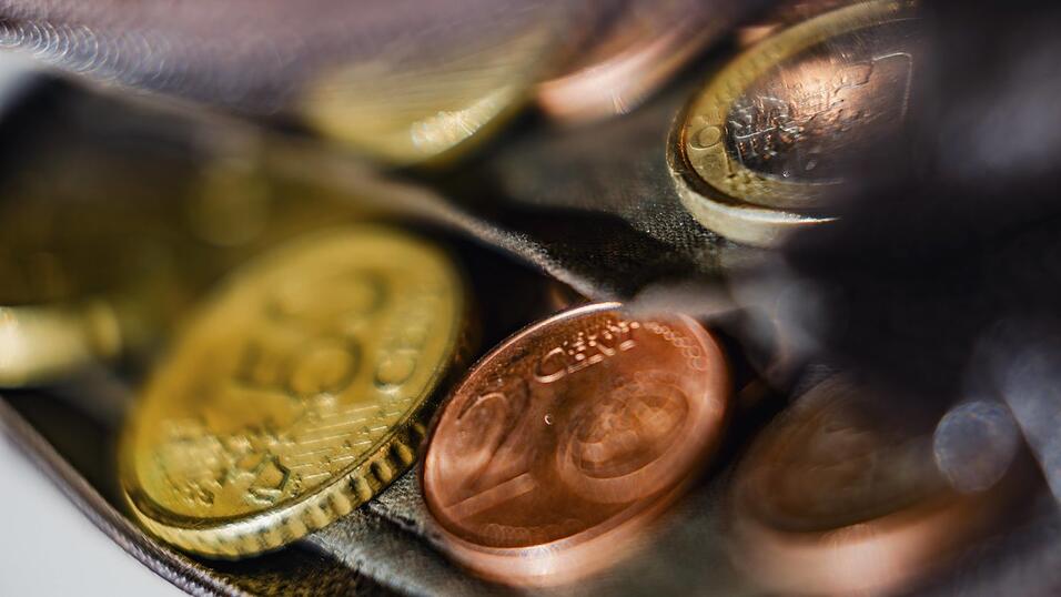 Der Bettler wollte von dem Mann Geld auf dem Parkplatz - als der ihm nichts geben wollte, schlug der Bettler zu. Der Bettler wollte von dem Mann Geld auf dem Parkplatz - als der ihm nichts geben wollte, schlug der Bettler zu.