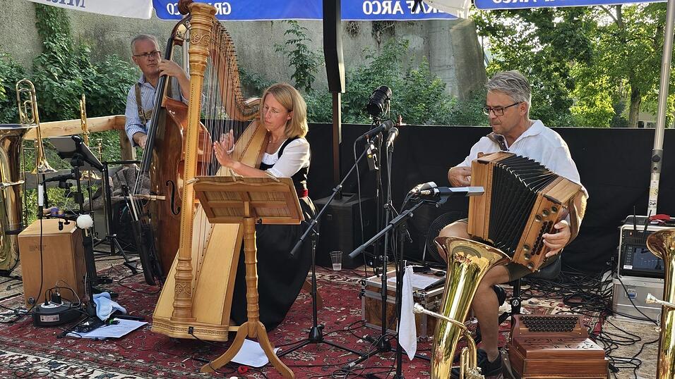 Volksmusikalische Blütenpracht servierten Alfred Steiner (v. l.), Gertraud Dickgießer und Norbert Hallschmied. Volksmusikalische Blütenpracht servierten Alfred Steiner (v. l.), Gertraud Dickgießer und Norbert Hallschmied.