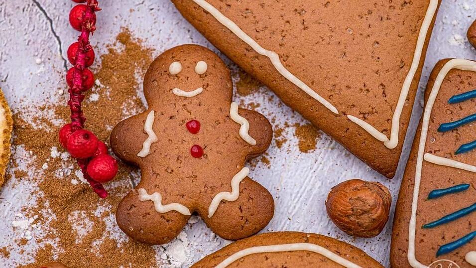 Diese Lebkuchenplätzchen sind saftig und können individuell verziert werden. Das freut natürlich gerade die Kids, wenn sie sich kreativ austoben können.