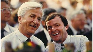 Josef Deimer 1985 mit dem damaligen Bundespr&auml;sidenten Richard von Weizs&auml;cker bei der Landshuter Hochzeit.