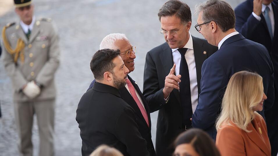 Dutzende Staats- und Regierungschefs sa&szlig;en gemeinsam mit dem ukrainischen Pr&auml;sidenten Wolodymyr Selenskyj auf der Ehrentrib&uuml;ne der Pariser Parade.