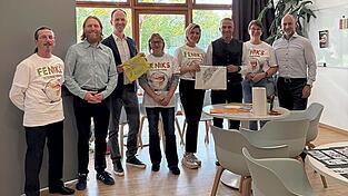 Die Stadträte Klaus Seufzger, Michael Limmer und Jürgen Ohr besuchten gemeinsam mit Bürgermeister Armin Grassinger das Projekt des Vereins Feniks International.