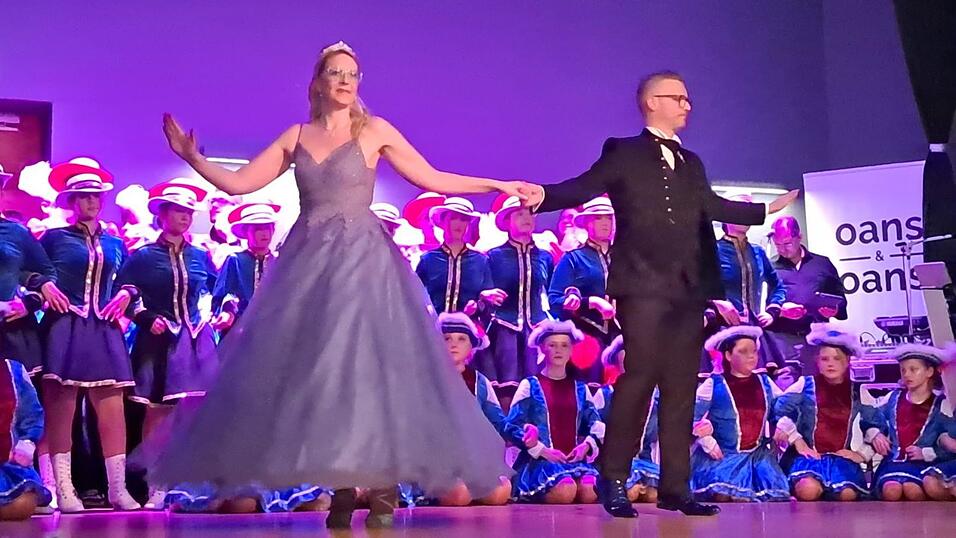 Das Prinzenpaar eröffnete den Tanz. Das Prinzenpaar eröffnete den Tanz.