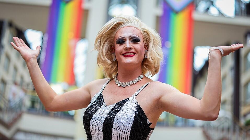 Dragqueen Meryl Deep feiert beim K&ouml;lner CSD - einem der gr&ouml;&szlig;ten Europas (Archivbild).