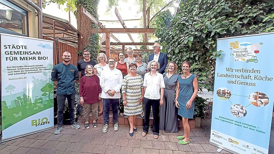 Organisatoren und Beteiligte gaben am Donnerstag im Regensburger Restaurant Offsid3 einen Einblick in das Projekt. Mit dabei war Bürgermeisterin Helene Sigloch (vorne, Dritte von rechts). Organisatoren und Beteiligte gaben am Donnerstag im Regensburger Restaurant Offsid3 einen Einblick in das Projekt. Mit dabei war Bürgermeisterin Helene Sigloch (vorne, Dritte von rechts).