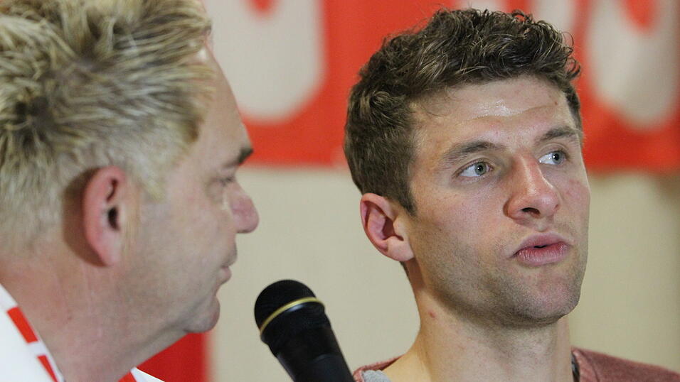 Thomas Müller besuchte am Sonntagnachmittag den 'FC Bayern-Fanclub Straubing '93'. (Foto: Fabian Roßmann) Thomas Müller besuchte am Sonntagnachmittag den 'FC Bayern-Fanclub Straubing '93'. (Foto: Fabian Roßmann)