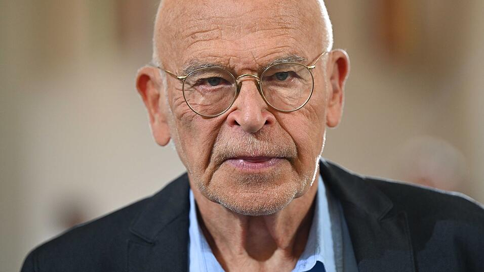 Günter Wallraff fragt sich, wie künftig zwischen Besuchern unterschieden werden soll, die als Touristen oder zum Beten in den Dom kommen. (Archivbild) Günter Wallraff fragt sich, wie künftig zwischen Besuchern unterschieden werden soll, die als Touristen oder zum Beten in den Dom kommen. (Archivbild)