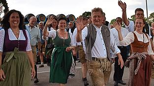 Gruß aus Adldorf Bürgermeister und Marktgemeinderäte führten den Festzug an. Gruß aus Adldorf Bürgermeister und Marktgemeinderäte führten den Festzug an.
