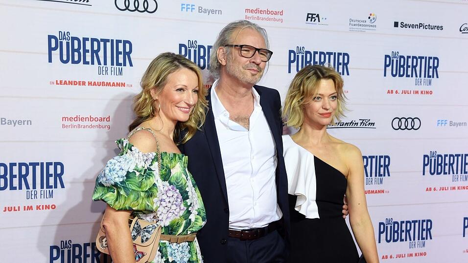 Die Schauspielerin Monika Gruber (l-r), der Regisseur Leander Haußmann und die Schauspielerin Heike Makatsch am 4. Juli 2017 in München bei der Premiere des Kinofilms 'Das Pubertier'. Die Schauspielerin Monika Gruber (l-r), der Regisseur Leander Haußmann und die Schauspielerin Heike Makatsch am 4. Juli 2017 in München bei der Premiere des Kinofilms 'Das Pubertier'.