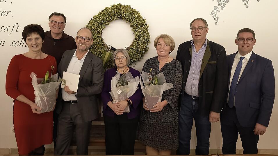 Die Verabschiedeten und Geehrten: Konrad Zimmerer (3.v.l.) mit seiner Partnerin Elisabeth B&auml;uml (links), dahinter Ernst Wengermeier, Rosemarie Oesterreicher, Heidi Brunner mit ihrem Gatten Georg sowie B&uuml;rgermeister Helmut Fichtner (v.l.).