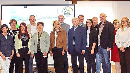 Ein letztes Gruppenbild zum ILE-Abschied: Die scheidende Zweckverbandsvorsitzende Irmgard Sauerer (F&uuml;nfte von links) und der scheidende Rettenbacher B&uuml;rgermeister Alois Hamperl (Dritter von rechts) mit weiteren B&uuml;rgermeistern und Mitarbeitern aus dem ILE-Gebiet.