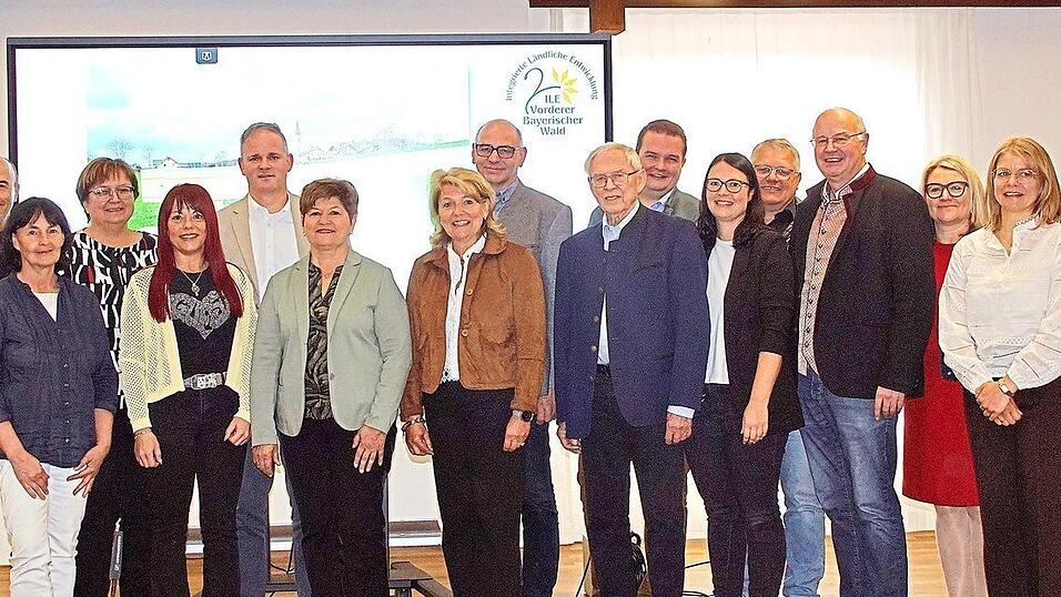 Ein letztes Gruppenbild zum ILE-Abschied: Die scheidende Zweckverbandsvorsitzende Irmgard Sauerer (F&uuml;nfte von links) und der scheidende Rettenbacher B&uuml;rgermeister Alois Hamperl (Dritter von rechts) mit weiteren B&uuml;rgermeistern und Mitarbeitern aus dem ILE-Gebiet.