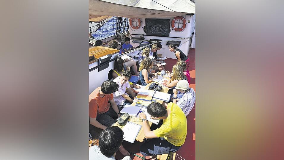 Ein halbes Jahr überqueren 32 Schüler mit der Thor Hayerdahl das Meer. Ein halbes Jahr überqueren 32 Schüler mit der Thor Hayerdahl das Meer.