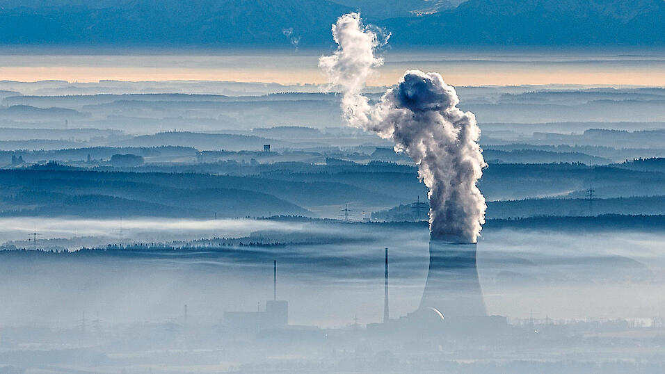 Der Kühlturm von Isar 2 dampft vor dem Alpenpanorama: Gemäß der Vereinbarung zum 'Atomausstieg' soll Isar 2 zum Jahresende aber vom Netz gehen. Der Kühlturm von Isar 2 dampft vor dem Alpenpanorama: Gemäß der Vereinbarung zum 'Atomausstieg' soll Isar 2 zum Jahresende aber vom Netz gehen.
