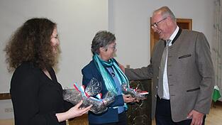 Landrat Franz L&ouml;ffler &uuml;berreicht zwei Glaskreuze als Geschenk f&uuml;r die Katholische Jugendstelle und die Beratungsstelle des Bistums.