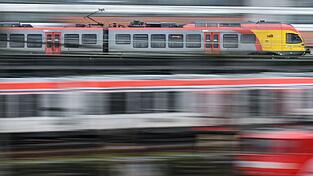 Bahnreisende auf der Strecke zwischen München und Mühldorf am Inn müssen in den Sommerferien auf Busse umsteigen. (Illustration)