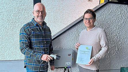 B&uuml;rgermeister Andreas Strau&szlig; und Klimaschutzmanager Thomas Kuntscher stellen das Programm zur F&ouml;rderung von Wallboxen vor.