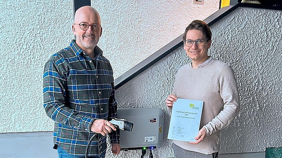 B&uuml;rgermeister Andreas Strau&szlig; und Klimaschutzmanager Thomas Kuntscher stellen das Programm zur F&ouml;rderung von Wallboxen vor.