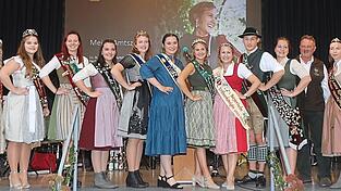 Zu der Inthronisation der neuen Sankt Wolfganger Apfelk&ouml;nigin waren insgesamt 14 Hoheiten (Produktk&ouml;niginnen) aus ganz Bayern gekommen. Auch Staatsministerin Ulrike Scharf (rechts) gratulierte.