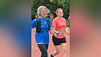 Beim Laufen ist Judith Keil durch ein Band an der Hand mit ihrer Begleitl&auml;uferin verbunden - hier mit ETSV-09-Leichtathletiktrainerin und Nachbarin Sandra Summer.