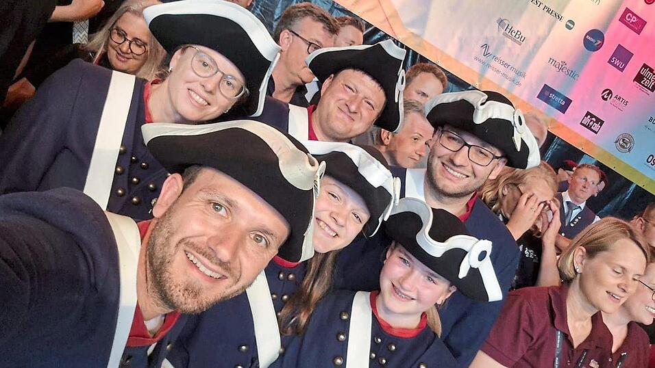 Zur Siegerehrung stand eine Abordnung mit Vorstand Tobias Sp&auml;th (ganz vorne links) bereits auf der B&uuml;hne. Dann musste jedoch die Preisverleihung aufgrund eines herannahenden Unwetters abgebrochen werden.