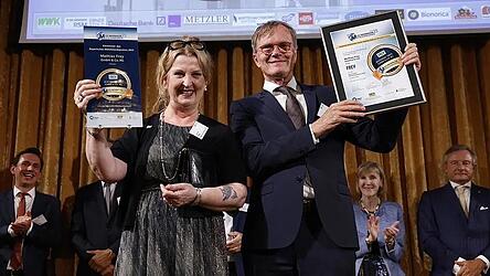 Im Sommer 2025 nehmen Inhaberin Caroline Frey und Unternehmensleiter Helmut Hagner den Bayerischen Mittelstandspreis entgegen.
