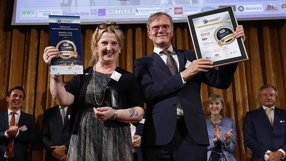 Im Sommer 2025 nehmen Inhaberin Caroline Frey und Unternehmensleiter Helmut Hagner den Bayerischen Mittelstandspreis entgegen.