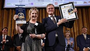 Im Sommer 2025 nehmen Inhaberin Caroline Frey und Unternehmensleiter Helmut Hagner den Bayerischen Mittelstandspreis entgegen.