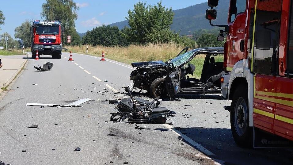 Bei Niederkandlbach im Landkreis Deggendorf ist es zu einem schweren Unfall gekommen. Bei Niederkandlbach im Landkreis Deggendorf ist es zu einem schweren Unfall gekommen.