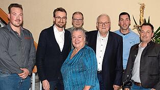 Der Bürgermeisterkandidat der Freien Wähler, Walter Schmidt (3.v.r.), mit den Gemeinderatskandidaten (v.l.) Tobias Würfl, Thomas Schmidt, Florian Böck, Ingrid Würfl, Sebastian Zitzelsberger und Andreas Apold .