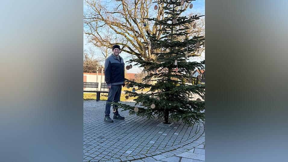 Der Vorstand der FF Zeholfing Daniel Biermeier erklärt die Christbaumabholaktion der FF Zeholfing und dankt schon jetzt für die Unterstützung. Der Vorstand der FF Zeholfing Daniel Biermeier erklärt die Christbaumabholaktion der FF Zeholfing und dankt schon jetzt für die Unterstützung.