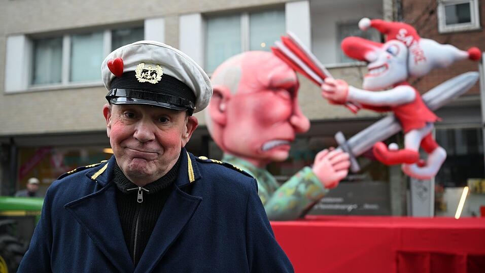 Karnevalswagenbauer Jacques Tilly ist von einem russischen Gericht zu achteinhalb Jahren Haft verurteilt worden (Archivbild). Karnevalswagenbauer Jacques Tilly ist von einem russischen Gericht zu achteinhalb Jahren Haft verurteilt worden (Archivbild).