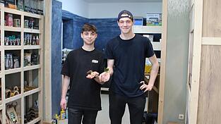 Tim Krolzig und Anton Schall sind Tierliebhaber. Als ausgebildete Tierpfleger mit Fachrichtung Zoo sind sie Experten f&uuml;r alles, was krabbelt und h&uuml;pft.