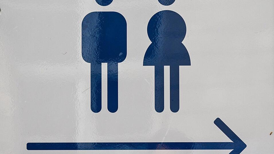 In vielen Schulen sind die Toiletten verschmutzt, beschädigt und unhygienisch - was viele Kinder davon abhält, sie zu benutzen. In vielen Schulen sind die Toiletten verschmutzt, beschädigt und unhygienisch - was viele Kinder davon abhält, sie zu benutzen.