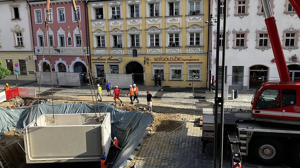 Der komplizierte Hebevorgang mit dem Kran macht die Sperrung am Ludwigsplatz nötig. Der komplizierte Hebevorgang mit dem Kran macht die Sperrung am Ludwigsplatz nötig.
